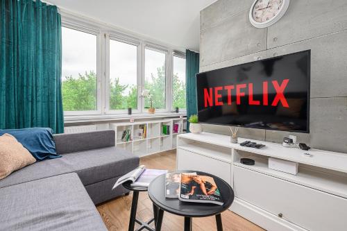 Televisyen dan/atau pusat hiburan di Lumina bright apartments in Warsaw
