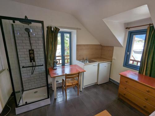 une petite cuisine avec une table et un évier dans l'établissement Studio Chambery Centre with shared toilets, à Chambéry