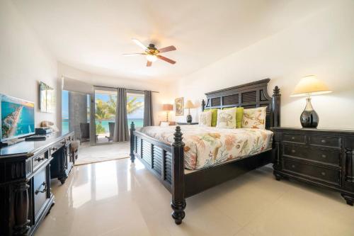 Beachfront Condo with tub, 3 BR & Pool - At Mareazul Condo Corazon 객실 침대