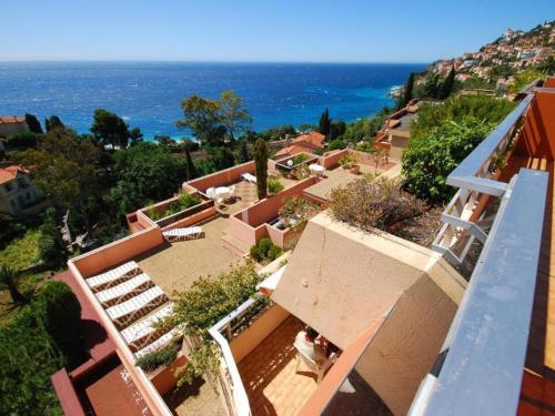 - une vue aérienne sur une maison avec l'océan dans l'établissement Appartement 6 pers, 2 chambres avec Wi-Fi à Roquebrune-Cap-Martin - FR-1-827-33, à Roquebrune-Cap-Martin