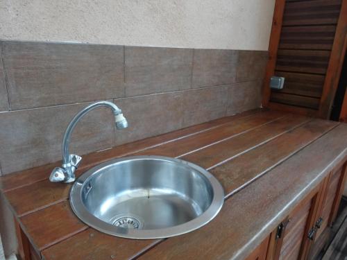 un évier en métal dans une pièce avec dans l'établissement Apartment with large terrace, ground floor, à Narbonne