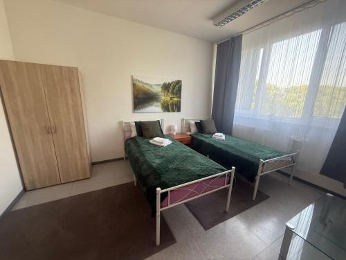 a hospital room with two beds and a window at Ferienwohnung Mainz Bahnhof in Mainz