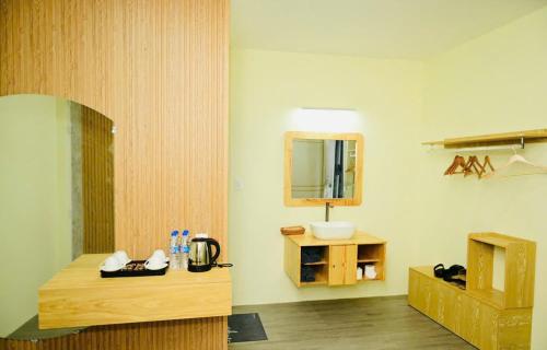 un bagno con lavandino e specchio di The Sunset a Phan Thiet