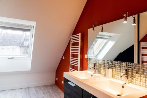 une salle de bain avec deux lavabos et un grand miroir dans l'établissement Loft pour 2 au port de Caen, à Caen