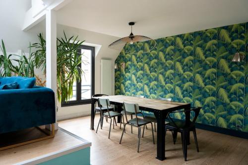 une salle à manger avec une table et des chaises dans l'établissement Loft pour 2 au port de Caen, à Caen