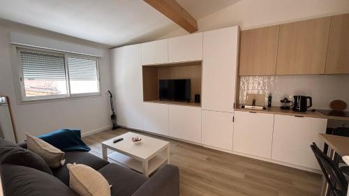 un salon avec un canapé et une table dans l'établissement L'Annexe Marseille, à Marseille