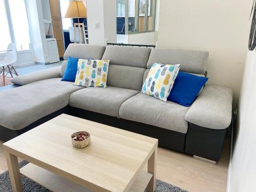 a living room with a couch and a coffee table at Chez Clém - 3 chambres - garage privé - wifi - Netflix in Reims