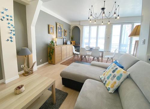 a living room with a couch and a dining room at Chez Clém - 3 chambres - garage privé - wifi - Netflix in Reims