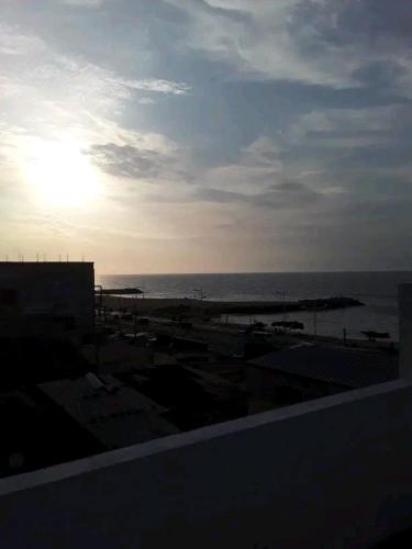 vista sull'oceano da un edificio con il tramonto di Monsoleil a Luanda