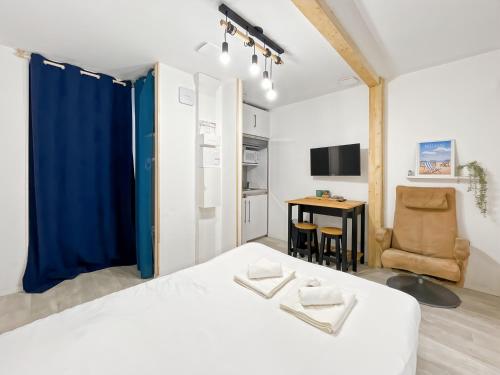 une chambre avec un lit et une table avec une chaise dans l'établissement Lamirar - Centre Historique - Proche gare - Calme, à Rennes