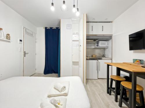 Cette chambre comprend un lit, une table et une cuisine. dans l'établissement Lamirar - Centre Historique - Proche gare - Calme, à Rennes