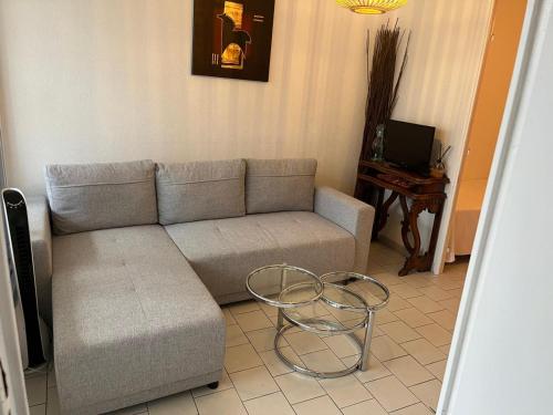 un salon avec un canapé et une table dans l'établissement T2 proche des plages, à Sète