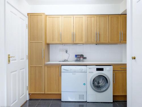 Una cocina o zona de cocina en Harbour View - Emsworth - Sea Views