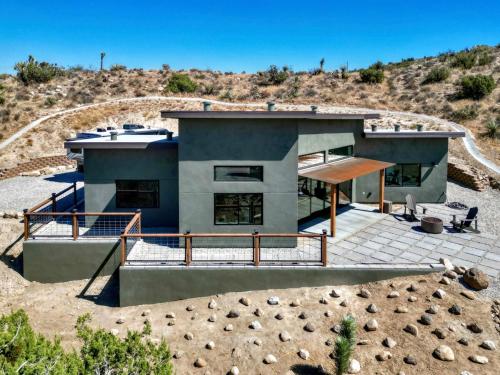 a house in the middle of a desert at Soak at Boulder Cove in Yucca Valley