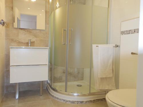 カンヌにあるSaint Louisのバスルーム(シャワー、トイレ付)