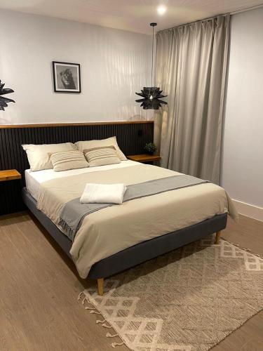 Giường trong phòng chung tại Lulu Diani