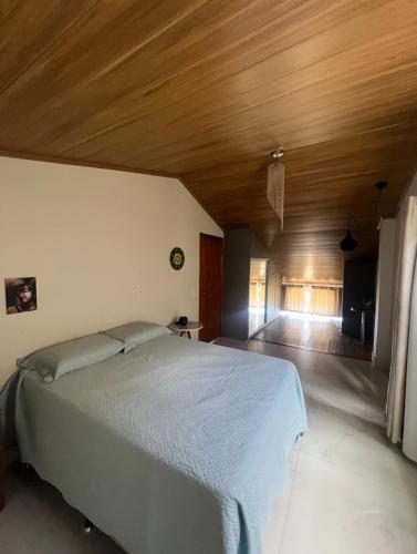 Ένα ή περισσότερα κρεβάτια σε δωμάτιο στο Cantinho céu na terra