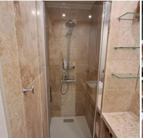 Ένα μπάνιο στο Une Chambre privée sur l'Ocean chez l'habitant sur place,espaces partagés, Quiet Luxury
