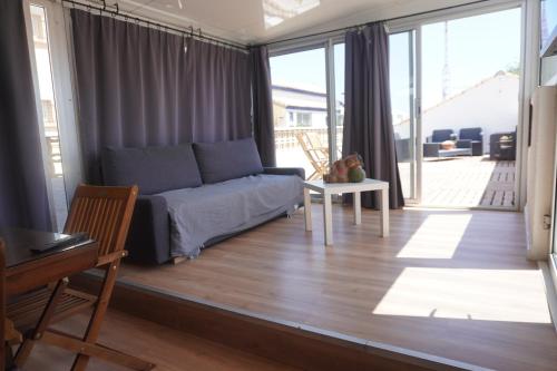 un salon avec un lit et une table dans l'établissement Résidence Clémenceau, à Port-la-Nouvelle