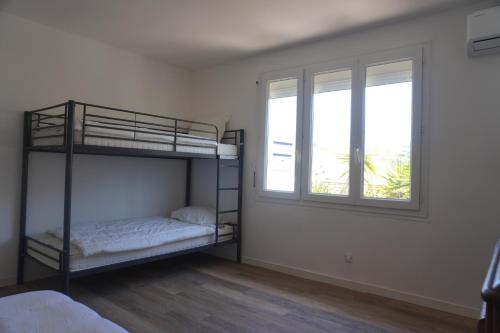 une chambre avec deux lits superposés et une fenêtre dans l'établissement Résidence Clémenceau, à Port-la-Nouvelle