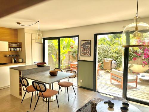 Il dispose d'une terrasse et d'une cuisine avec une table et des chaises. dans l'établissement L'Ecrin, à La Ciotat