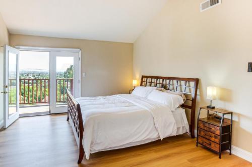 Postel nebo postele na pokoji v ubytování 7 Mi to Dtwn San Jose City-View Family Getaway