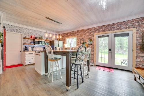 Dapur atau dapur kecil di Walk to Black River Secluded Cabin in Onaway