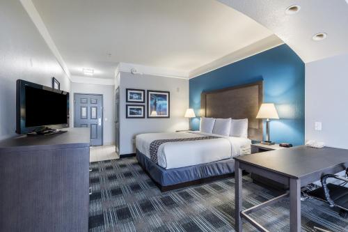 Postel nebo postele na pokoji v ubytování Platinum Inn & Suites Webster