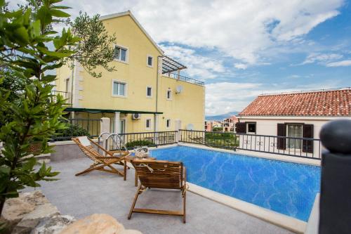 a backyard with a swimming pool and a house at Villa Suzy Lux in Sutivan