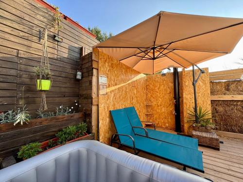 シス・フール・レ・プラージュにあるla Bulle de cocagneのパティオ(青い椅子、パラソル付)