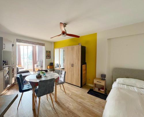 - une chambre avec un lit et une table dans l'établissement Charmant Studio - Centre Cannes, à Cannes