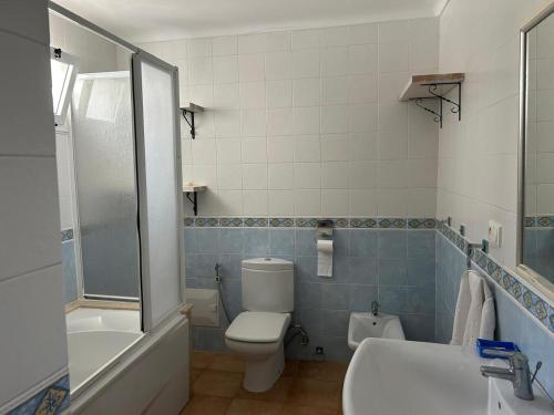 Un baño con inodoro, bañera y lavabo. en Penthous avec vue sur la mer, en Marina Smir