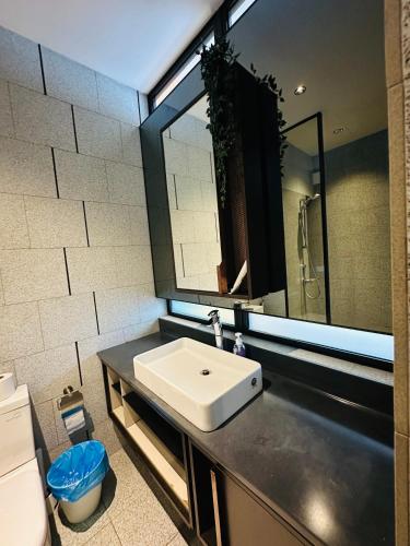 a bathroom with a sink and a mirror at Scartlez suites KLCC by Dream in Gua Sai