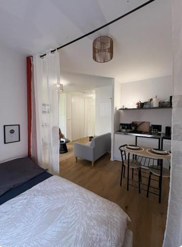 une chambre avec un lit et un salon dans l'établissement L'appartement du golf- terrasse et jardin privé, à Bussy-Saint-Georges