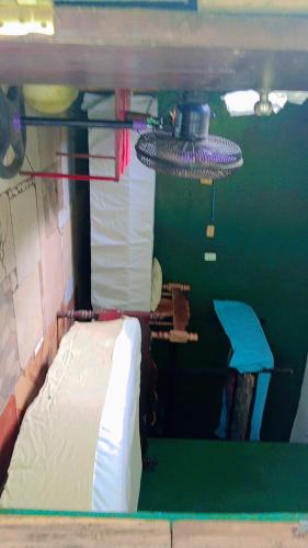 a room with a bed and a table and a ceiling at Hostal Isla Natal in Moyogalpa