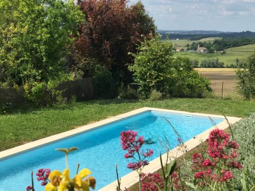 - une piscine dans un jardin fleuri dans l'établissement Le clos des mésanges, à Montastruc