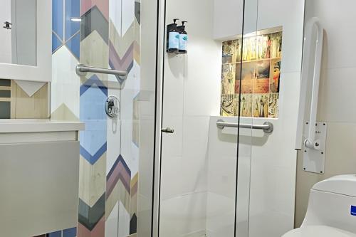 a bathroom with a shower and a toilet at Hotel Lotto Boutique in Cali