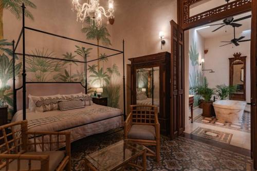 a bedroom with a bed and a bathroom with a tub at Casa Esther - Parque Santiago in Mérida