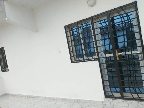 a window on the side of a white building at Résidence le prestige 2 in Kribi