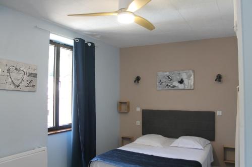Logis Hôtel Le Saint Clémentにあるベッド