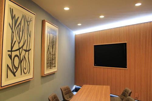 a conference room with a table and a tv on a wall at Holiday Inn Mexico Dali Airport by IHG in Mexico City