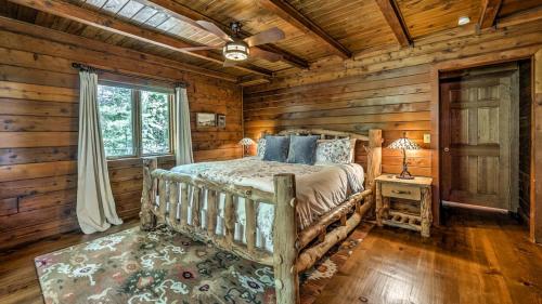 a bedroom with a bed in a log cabin at Ridge Top Lodge in Blue Ridge