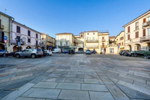 an empty street with parked cars in a city at Appartamento in centro 65mq x 4 persone in Trino
