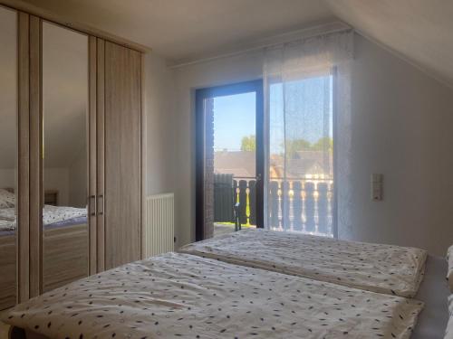 a bedroom with two beds and a window at Ferienwohnung Daniels in Hümmel
