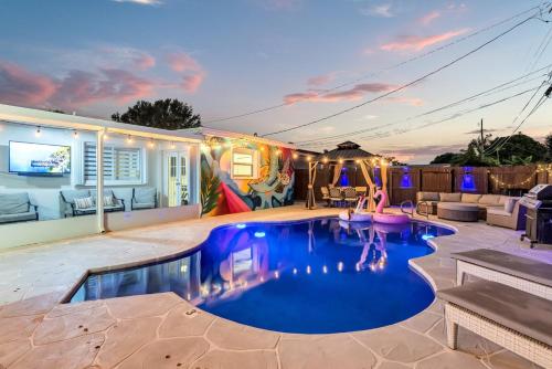 a swimming pool in the backyard of a house at Luxe 4 BR Heated Pool - Hardrock - Stadium - Beach in Hollywood
