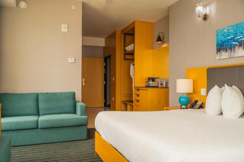 Кровать или кровати в номере Galaxy Hotel Downtown