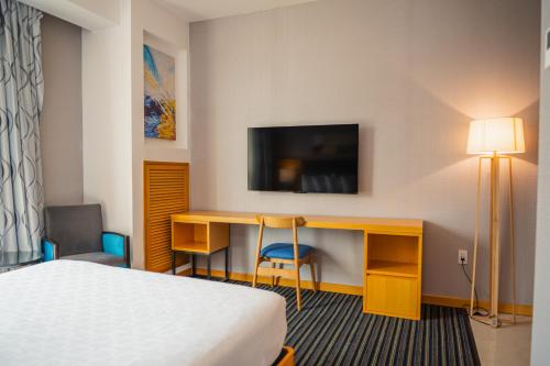 Кровать или кровати в номере Galaxy Hotel Downtown