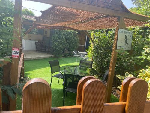 Κήπος έξω από το mobile home dans un coin de paradis