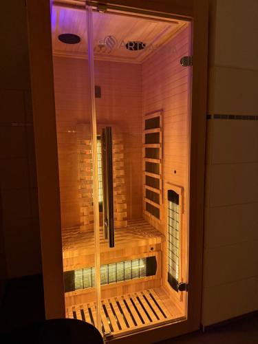 a glass cabinet with a shower in a room at K38 Mühlgrabenblick by Selected Rooms in Eisenach