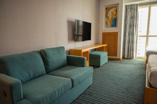 Телевизор и/или развлекательный центр в Galaxy Hotel Downtown